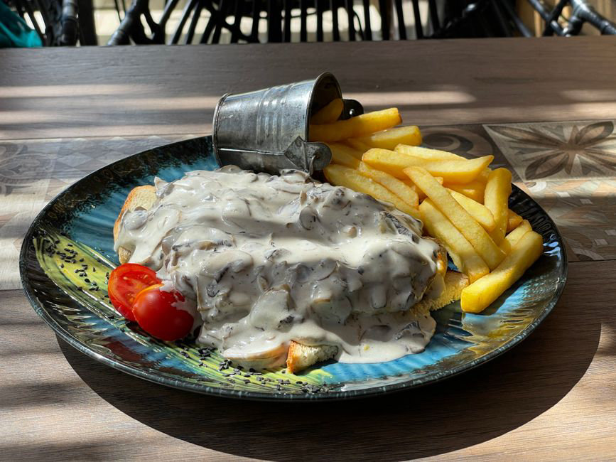 Hähnchen in Rahmsoße auf Toast
